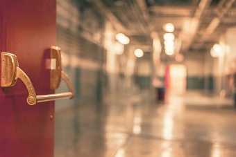 в казахстанском центре психического здоровья пациенты зашили себе рты