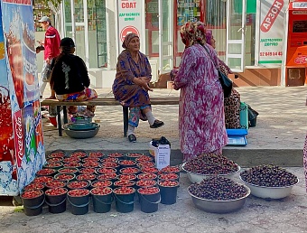 рынки таджикистана ломятся от местной клубники и черешни
