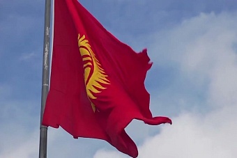 обновленный государственный символ развевается на площади ала-тоо в бишкеке