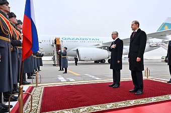 токаев в москве: истребители в эскорте, студенты и казахские флаги на останкино