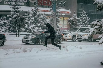в трех областях казахстана перекрыли дороги: синоптики обещают метель и сильный ветер
