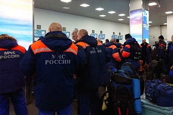 российские спасатели расчищают завалы в пострадавшей от землетрясения турции