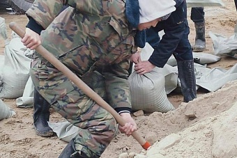 чс в казахстане: в пригородных районах астаны добровольцы и спасатели построили 16 км насыпей 