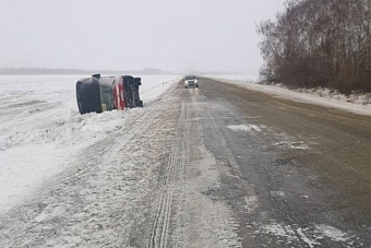 Рейсовый автобус из Караганды сошёл с трассы и перевернулся в Алтайском крае
