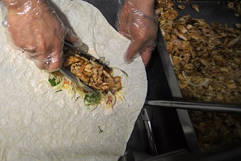 число пострадавших от отравления шаурмой в частной школе бишкека выросло до 63 человек