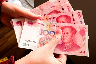 китайский юань вытеснил доллар на российских торгах