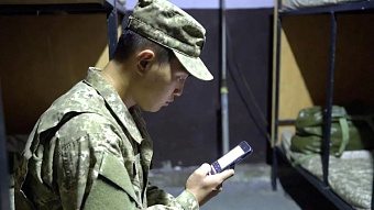 в казахстане срочникам разрешили пользоваться смартфонами