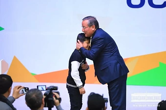 Награда за инициативу: 12-летний мальчик стал заведующим новой библиотекой в Узбекистане