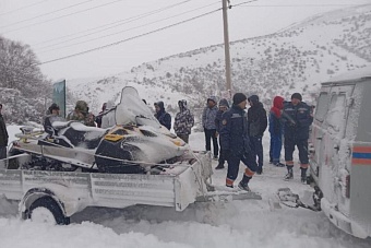 в горах казахстана из-за непогоды застряли 38 автомобилей и 53 человека