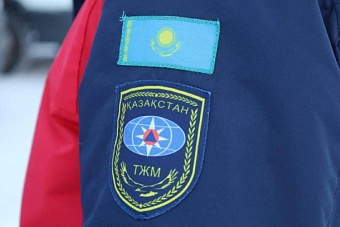 туристов в казахстане на внедорожнике сильным течением унесло в реку