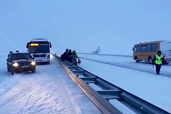 из сломавшегося автобуса на севере казахстана эвакуировали 16 замерзающих россиян