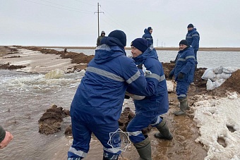 главные новости к этому часу: экономика казахстана выросла в три раза, а в узбекистане рассказали, почему выбрали уникальные российские атомные технологии