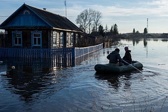 чс в казахстане: спасатели мчс ночью ведут активную работу по борьбе с последствиями паводков