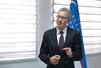 Как американский посол командует Казахстаном на русском и английском языках