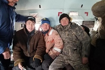 чс в казахстане: в  актюбинской области прорвало еще одну плотину, вертолет вылетел за оставшимися 250 людьми из села берсиева