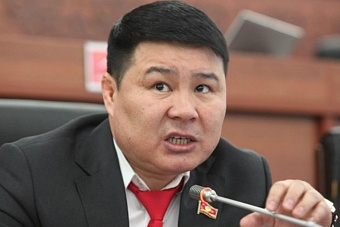 Тазабек Икрамов: «Изменение флага Кыргызстана приведет к многомиллиардным тратам»