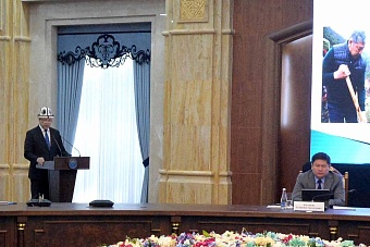 глава кабмина кыргызстана предложил проводить заседания правительства и парламента в национальной одежде