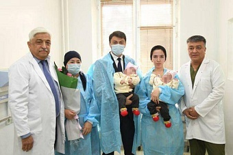 Сиамских близнецов из Киргизии успешно разделили узбекские врачи