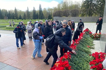 «Когда недруги пытаются переписать нашу общую историю, хочется просто сказать: руки прочь от святых страниц, написанных кровью солдат Великой Отечественной»