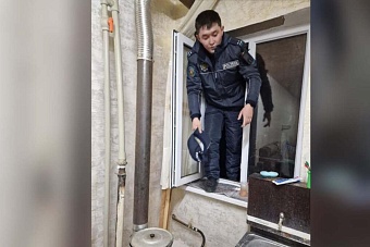 полицейские казахстана спасли от отравления угарным газом пять человек