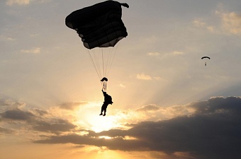 в казахстане при прыжке с парашютом погиб солдат срочной службы