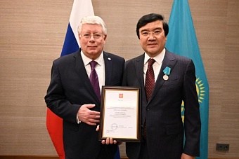 президент россии наградил директора театра в казахстане медалью пушкина