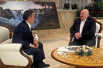 президент беларуси александр лукашенко провел встречу с президентом кыргызстана садыром жапаровым