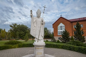 казахстанцы против папы: местные католики выступили против благословения однополых браков