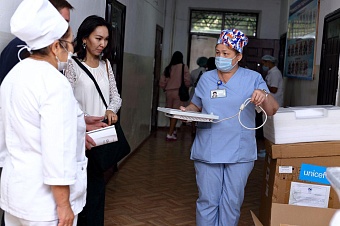 президент киргизии поручил не взимать денег за медикаменты при лечении детей в трех больницах в бишкеке