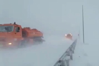 казахстанские спасатели вызволили из снежного плена грузовик из турции