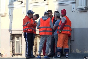 российский политик предложил обязать работодателей платить мигрантам не меньше, чем гражданам страны