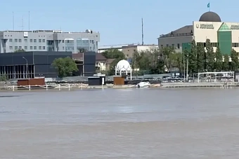 Уровень воды реки Жайык в Атырау остается выше критического
