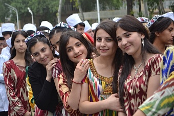 президент таджикистана призвал граждан отказаться от «чуждой одежды» 