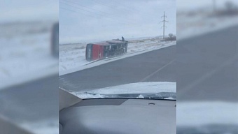 в казахстане сильный ветер опрокинул на бок пассажирский автобус на трассе