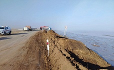 прорыв плотины в казахстане: силы мчс перенаправляют талые воды в степную зону