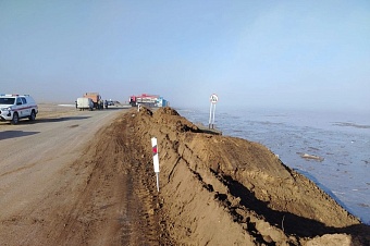 прорыв плотины в казахстане: силы мчс перенаправляют талые воды в степную зону