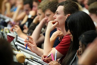 «Молодым везде у нас дорога»: как Казахстан теряет кадры, а Россия их «подбирает»