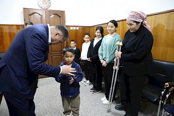 подарок от души: камчыбек ташиев вручил ключи от квартиры многодетной семье в кыргызстане