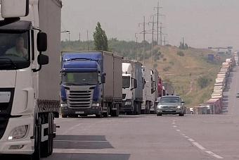 несколько сотен большегрузов застряли на казахстанско-узбекской границе