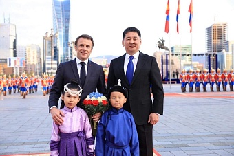 Макрон в Улан-Баторе: техническая остановка в аэропорту с признаками государственного визита