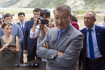 Владелец заводов, земель и долгостроев Даниал Ахметов превратил Восточно-Казахстанскую область в свою вотчину