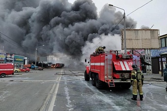 Пожарные потушили крупное возгорание на главном рынке Алматы