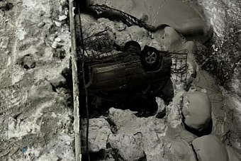 в казахстанском актобе автомобиль пробил ограждение моста и слетел вниз