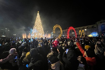 в столице киргизии зажглась главная елка страны