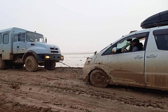 застряли в грязи: около 350 человек пришлось спасать на трассе в казахстане