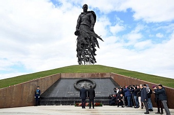 президент киргизии возложил венок к мемориалу советскому солдату в ржеве