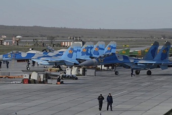 тасс: в казахстане в результате схода боеприпаса у истребителя погиб один человек