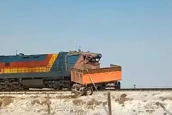 Железнодорожная катастрофа в Казахстане: 11 вагонов сошли с рельсов (фото с места ЧП)