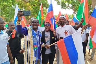 Африка вместе с Россией: в Буркина-Фасо и Нигере в день 80-летия Победы пели «Катюшу» и вспоминали, как боролись против колонизаторов (видео)