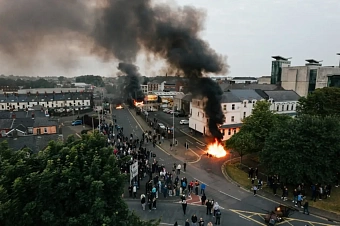 антимигрантские протесты в северной ирландии переросли в массовые беспорядки